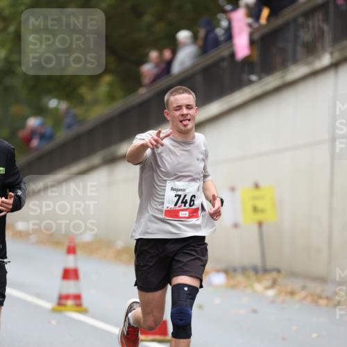 05.10.2025 - 20. swb-Marathon Bremen Michael Strokosch http://msf.ph/oto/9212559 05.10.2025 12:20:50 Laufen 746 meine-sportfotos.de