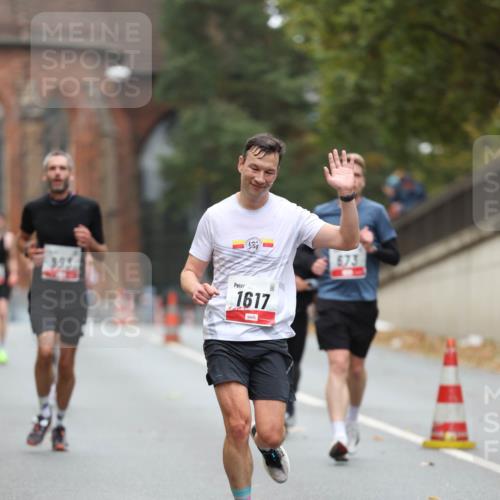 05.10.2025 - 20. swb-Marathon Bremen Michael Strokosch http://msf.ph/oto/9212609 05.10.2025 12:21:31 Laufen 1617, 673 meine-sportfotos.de