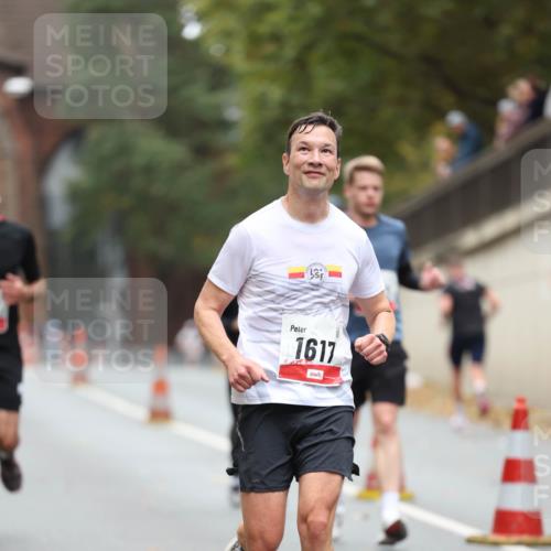 05.10.2025 - 20. swb-Marathon Bremen Michael Strokosch http://msf.ph/oto/9212614 05.10.2025 12:21:32 Laufen 1617 meine-sportfotos.de