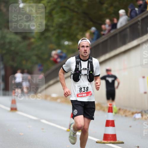05.10.2025 - 20. swb-Marathon Bremen Michael Strokosch http://msf.ph/oto/9212662 05.10.2025 12:22:05 Laufen 838, 00483 meine-sportfotos.de