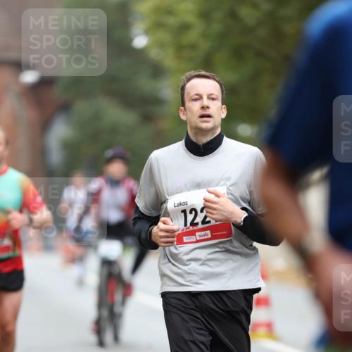 05.10.2025 - 20. swb-Marathon Bremen Michael Strokosch http://msf.ph/oto/9212685 05.10.2025 12:22:17 Laufen 122, 00472 meine-sportfotos.de