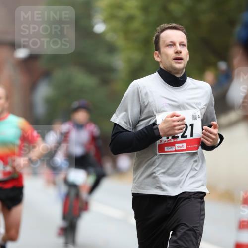 05.10.2025 - 20. swb-Marathon Bremen Michael Strokosch http://msf.ph/oto/9212686 05.10.2025 12:22:17 Laufen 00472, 21 meine-sportfotos.de