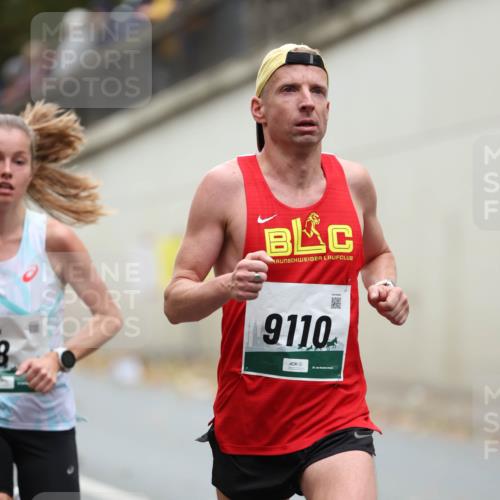 05.10.2025 - 20. swb-Marathon Bremen Michael Strokosch http://msf.ph/oto/9212700 05.10.2025 12:22:24 Laufen 9110 meine-sportfotos.de