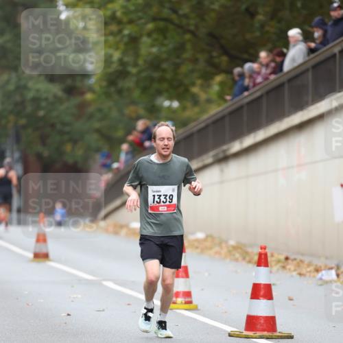 05.10.2025 - 20. swb-Marathon Bremen Michael Strokosch http://msf.ph/oto/9212703 05.10.2025 12:22:46 Laufen 1339 meine-sportfotos.de