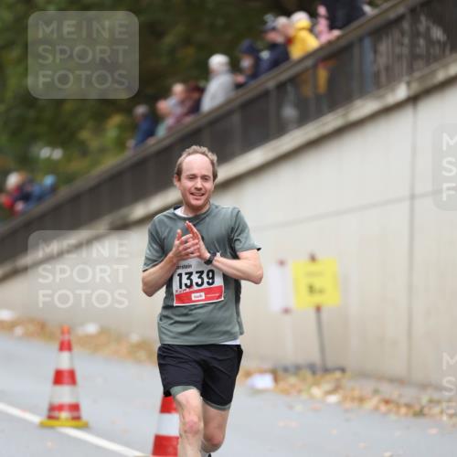 05.10.2025 - 20. swb-Marathon Bremen Michael Strokosch http://msf.ph/oto/9212707 05.10.2025 12:22:48 Laufen 1339 meine-sportfotos.de