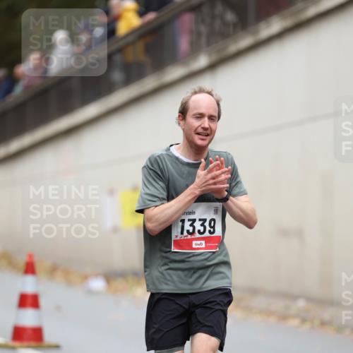 05.10.2025 - 20. swb-Marathon Bremen Michael Strokosch http://msf.ph/oto/9212711 05.10.2025 12:22:49 Laufen 1339 meine-sportfotos.de