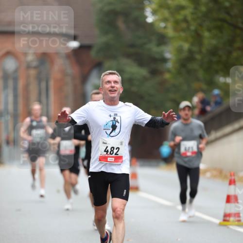 05.10.2025 - 20. swb-Marathon Bremen Michael Strokosch http://msf.ph/oto/9212733 05.10.2025 12:23:30 Laufen 482 meine-sportfotos.de