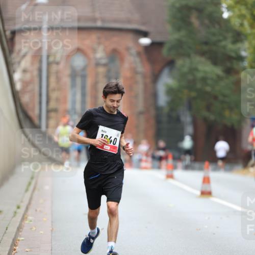 05.10.2025 - 20. swb-Marathon Bremen Michael Strokosch http://msf.ph/oto/9212791 05.10.2025 12:24:01 Laufen 1940 meine-sportfotos.de