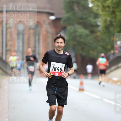05.10.2025 - 20. swb-Marathon Bremen Michael Strokosch http://msf.ph/oto/9212794 05.10.2025 12:24:02 Laufen 1980, 2, 1640 meine-sportfotos.de