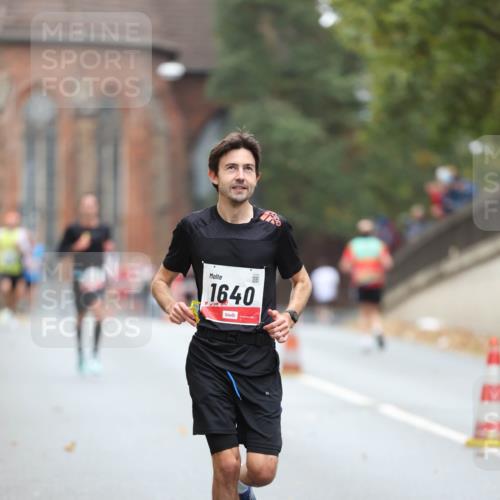 05.10.2025 - 20. swb-Marathon Bremen Michael Strokosch http://msf.ph/oto/9212796 05.10.2025 12:24:02 Laufen 1640 meine-sportfotos.de
