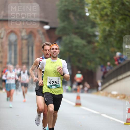 05.10.2025 - 20. swb-Marathon Bremen Michael Strokosch http://msf.ph/oto/9212829 05.10.2025 12:24:12 Laufen 4251 meine-sportfotos.de