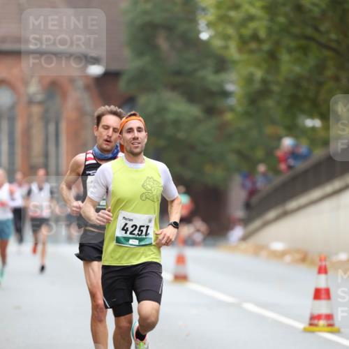 05.10.2025 - 20. swb-Marathon Bremen Michael Strokosch http://msf.ph/oto/9212830 05.10.2025 12:24:12 Laufen 4251 meine-sportfotos.de