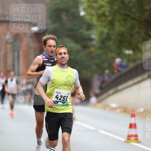 05.10.2025 - 20. swb-Marathon Bremen Michael Strokosch http://msf.ph/oto/9212833 05.10.2025 12:24:12 Laufen 4251 meine-sportfotos.de