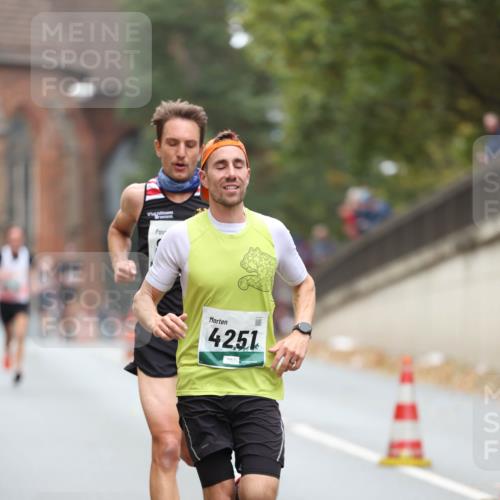 05.10.2025 - 20. swb-Marathon Bremen Michael Strokosch http://msf.ph/oto/9212837 05.10.2025 12:24:13 Laufen 4251 meine-sportfotos.de
