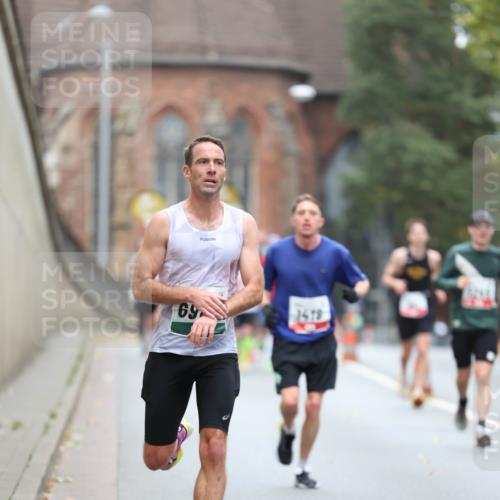 05.10.2025 - 20. swb-Marathon Bremen Michael Strokosch http://msf.ph/oto/9212930 05.10.2025 12:24:38 Laufen 69, 1418 meine-sportfotos.de