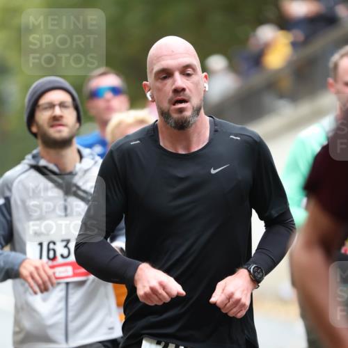 05.10.2025 - 20. swb-Marathon Bremen Michael Strokosch http://msf.ph/oto/9213002 05.10.2025 12:24:53 Laufen 163, 2168, 00227 meine-sportfotos.de