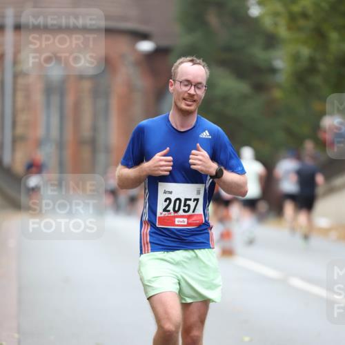 05.10.2025 - 20. swb-Marathon Bremen Michael Strokosch http://msf.ph/oto/9213031 05.10.2025 12:25:00 Laufen 2057 meine-sportfotos.de
