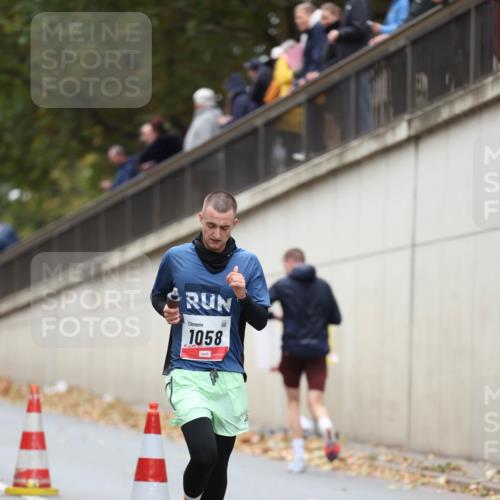 05.10.2025 - 20. swb-Marathon Bremen Michael Strokosch http://msf.ph/oto/9213041 05.10.2025 12:25:07 Laufen 1058 meine-sportfotos.de