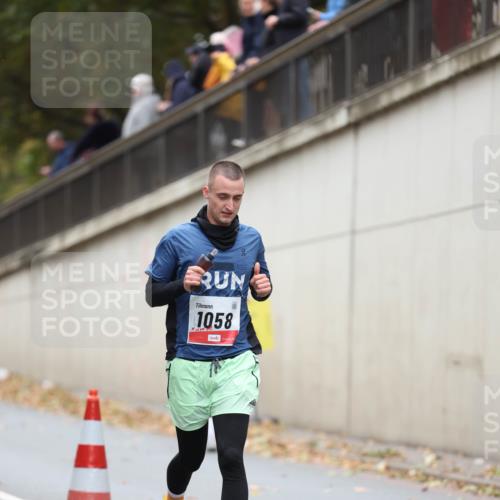 05.10.2025 - 20. swb-Marathon Bremen Michael Strokosch http://msf.ph/oto/9213045 05.10.2025 12:25:08 Laufen 1058 meine-sportfotos.de
