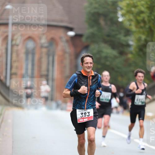 05.10.2025 - 20. swb-Marathon Bremen Michael Strokosch http://msf.ph/oto/9213068 05.10.2025 12:25:15 Laufen 383, 00117 meine-sportfotos.de