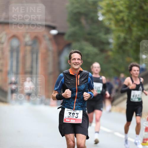 05.10.2025 - 20. swb-Marathon Bremen Michael Strokosch http://msf.ph/oto/9213076 05.10.2025 12:25:16 Laufen 383, 00117 meine-sportfotos.de