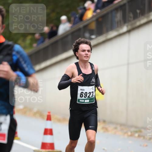 05.10.2025 - 20. swb-Marathon Bremen Michael Strokosch http://msf.ph/oto/9213086 05.10.2025 12:25:18 Laufen 6927, 08971 meine-sportfotos.de