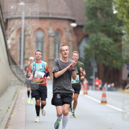 05.10.2025 - 20. swb-Marathon Bremen Michael Strokosch http://msf.ph/oto/9213171 05.10.2025 12:25:59 Laufen 826 meine-sportfotos.de