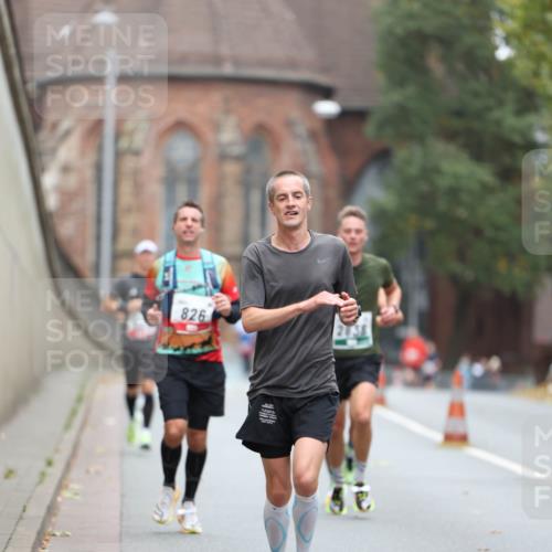 05.10.2025 - 20. swb-Marathon Bremen Michael Strokosch http://msf.ph/oto/9213173 05.10.2025 12:26:00 Laufen 826, 2838 meine-sportfotos.de