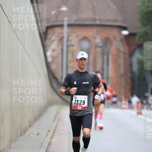 05.10.2025 - 20. swb-Marathon Bremen Michael Strokosch http://msf.ph/oto/9213206 05.10.2025 12:26:06 Laufen 1329 meine-sportfotos.de