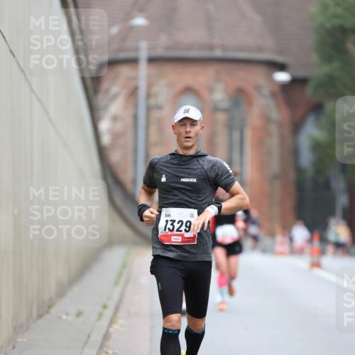 05.10.2025 - 20. swb-Marathon Bremen Michael Strokosch http://msf.ph/oto/9213210 05.10.2025 12:26:06 Laufen 1329 meine-sportfotos.de