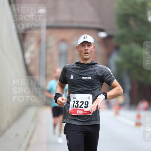 05.10.2025 - 20. swb-Marathon Bremen Michael Strokosch http://msf.ph/oto/9213223 05.10.2025 12:26:08 Laufen 1329, 01365 meine-sportfotos.de