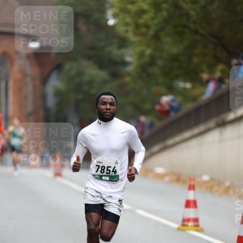 05.10.2025 - 20. swb-Marathon Bremen Michael Strokosch http://msf.ph/oto/9213246 05.10.2025 12:26:19 Laufen 7854 meine-sportfotos.de