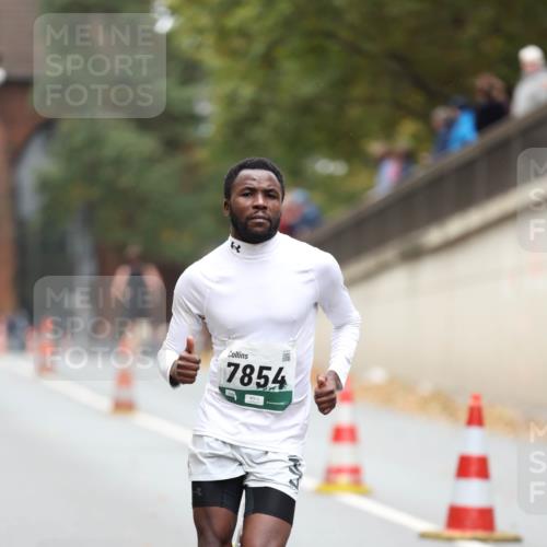 05.10.2025 - 20. swb-Marathon Bremen Michael Strokosch http://msf.ph/oto/9213253 05.10.2025 12:26:20 Laufen 7854 meine-sportfotos.de
