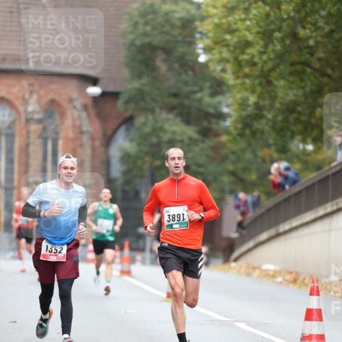 05.10.2025 - 20. swb-Marathon Bremen Michael Strokosch http://msf.ph/oto/9213261 05.10.2025 12:26:23 Laufen 1352, 3891 meine-sportfotos.de