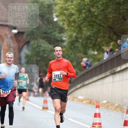 05.10.2025 - 20. swb-Marathon Bremen Michael Strokosch http://msf.ph/oto/9213265 05.10.2025 12:26:23 Laufen 1352, 3891 meine-sportfotos.de
