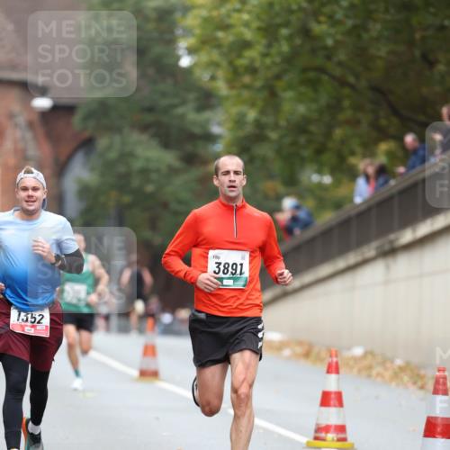 05.10.2025 - 20. swb-Marathon Bremen Michael Strokosch http://msf.ph/oto/9213269 05.10.2025 12:26:24 Laufen 1352, 3891 meine-sportfotos.de