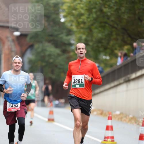 05.10.2025 - 20. swb-Marathon Bremen Michael Strokosch http://msf.ph/oto/9213271 05.10.2025 12:26:24 Laufen 1352, 3891 meine-sportfotos.de
