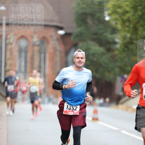 05.10.2025 - 20. swb-Marathon Bremen Michael Strokosch http://msf.ph/oto/9213274 05.10.2025 12:26:25 Laufen 1352 meine-sportfotos.de