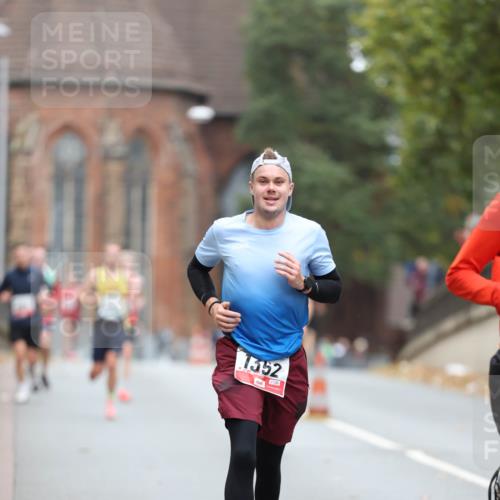 05.10.2025 - 20. swb-Marathon Bremen Michael Strokosch http://msf.ph/oto/9213276 05.10.2025 12:26:25 Laufen 7352, 01386 meine-sportfotos.de