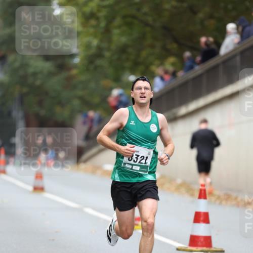 05.10.2025 - 20. swb-Marathon Bremen Michael Strokosch http://msf.ph/oto/9213291 05.10.2025 12:26:29 Laufen 3321 meine-sportfotos.de