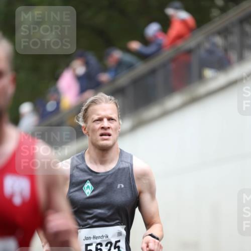 05.10.2025 - 20. swb-Marathon Bremen Michael Strokosch http://msf.ph/oto/9213373 05.10.2025 12:26:51 Laufen 5625 meine-sportfotos.de