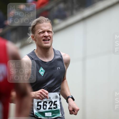 05.10.2025 - 20. swb-Marathon Bremen Michael Strokosch http://msf.ph/oto/9213375 05.10.2025 12:26:51 Laufen 5625 meine-sportfotos.de