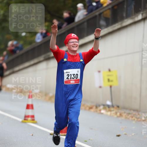 05.10.2025 - 20. swb-Marathon Bremen Michael Strokosch http://msf.ph/oto/9213434 05.10.2025 12:27:11 Laufen 2130 meine-sportfotos.de