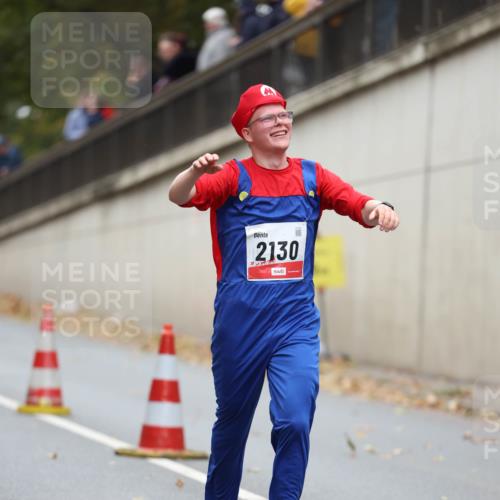 05.10.2025 - 20. swb-Marathon Bremen Michael Strokosch http://msf.ph/oto/9213439 05.10.2025 12:27:12 Laufen 2130 meine-sportfotos.de