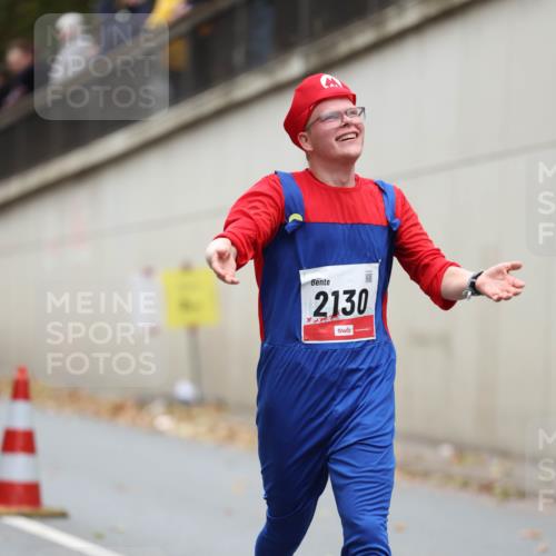 05.10.2025 - 20. swb-Marathon Bremen Michael Strokosch http://msf.ph/oto/9213447 05.10.2025 12:27:13 Laufen 2130 meine-sportfotos.de