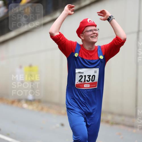 05.10.2025 - 20. swb-Marathon Bremen Michael Strokosch http://msf.ph/oto/9213449 05.10.2025 12:27:13 Laufen 2130 meine-sportfotos.de