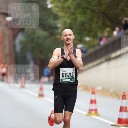 05.10.2025 - 20. swb-Marathon Bremen Michael Strokosch http://msf.ph/oto/9213552 05.10.2025 12:27:46 Laufen 5582, 05047 meine-sportfotos.de