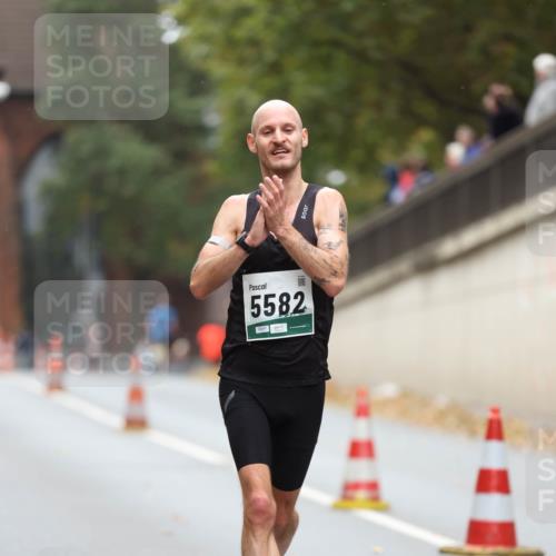 05.10.2025 - 20. swb-Marathon Bremen Michael Strokosch http://msf.ph/oto/9213555 05.10.2025 12:27:46 Laufen 5582 meine-sportfotos.de