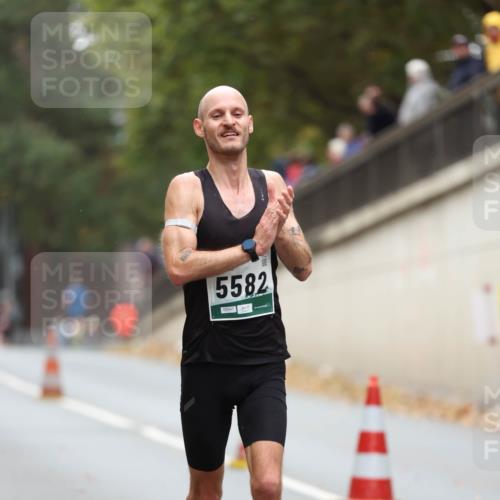 05.10.2025 - 20. swb-Marathon Bremen Michael Strokosch http://msf.ph/oto/9213557 05.10.2025 12:27:46 Laufen 5582 meine-sportfotos.de
