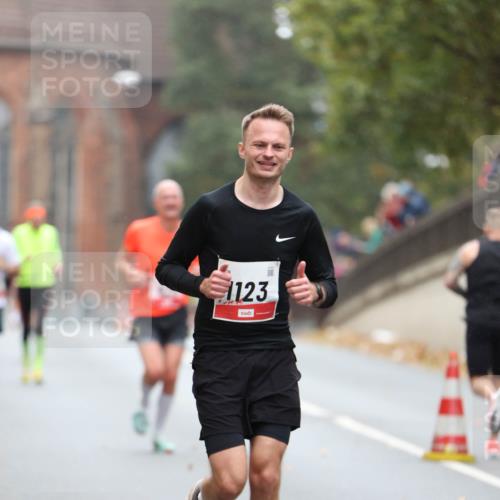 05.10.2025 - 20. swb-Marathon Bremen Michael Strokosch http://msf.ph/oto/9213650 05.10.2025 12:28:25 Laufen 1123 meine-sportfotos.de